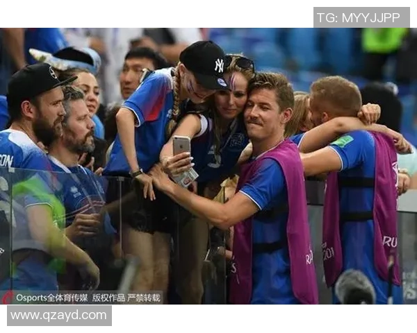 足球巨星携子共进晚餐温馨时刻展现家庭幸福生活 足球巨星携子共进晚餐温馨时刻展现家庭幸福生活