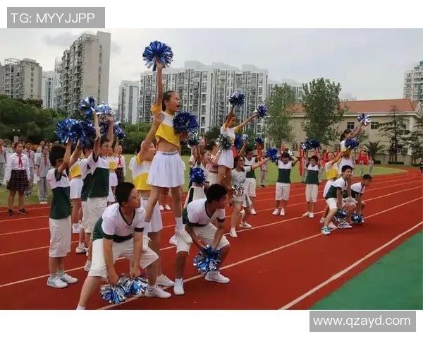 巨型足球明星雕像展现运动激情与艺术魅力的完美结合